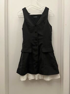 Black Sleeveless V-Neck Button Dress